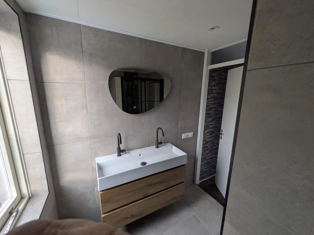 Gerenoveerde badkamer in IJsselmuiden met zwevend badkamermeubel