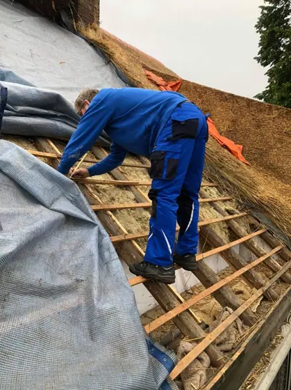 Dakrenovatie van rieten dak door Klusbedrijf Wajer