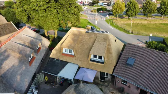 Dakrenovatie van rieten dak door Klusbedrijf Wajer, foto 11 van 11