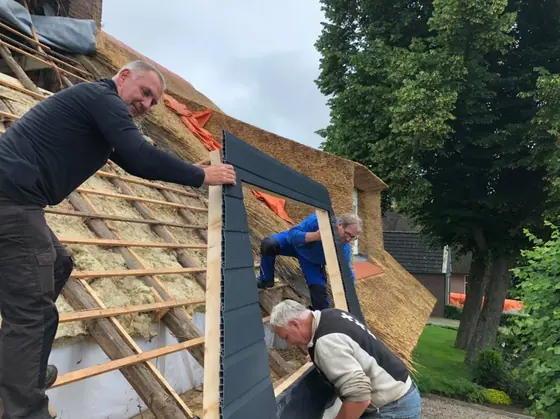 Dakrenovatie van rieten dak door Klusbedrijf Wajer, foto 3 van 11