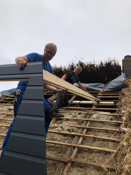 Dakrenovatie van rieten dak door Klusbedrijf Wajer, foto 6 van 11